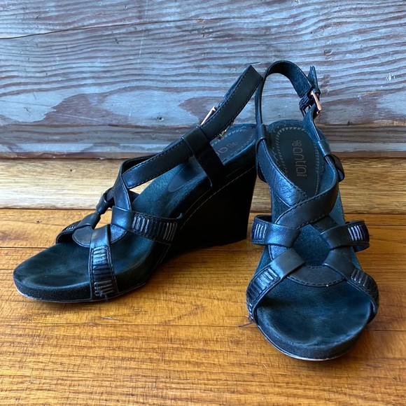 Antía Black Leather Wedge Sandals - Picture 2 of 10